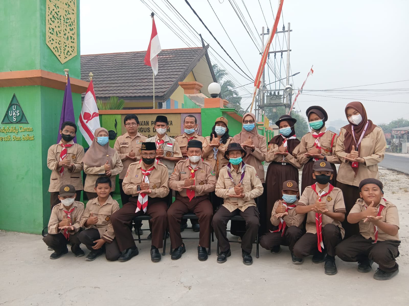 Peduli Warga Terdampak Kabut Asap, Sako Ma’arif NU Kobar dan Pramuka SDN 2 Baru Bagikan Masker